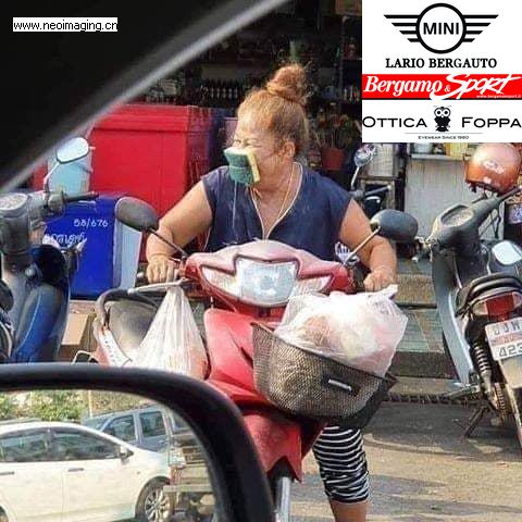 Uno sguardo al Sud America, dove i poveri si difendono dal virus con caschi, spugne e sacchetti della spazzatura