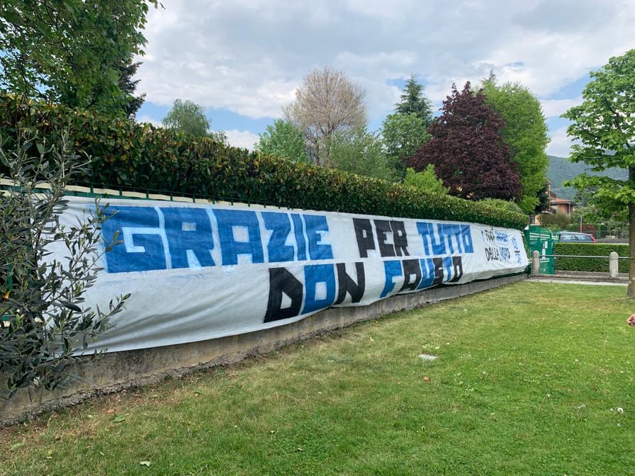 “Grazie don Fausto Resmini”. Lo striscione della Curva Nord