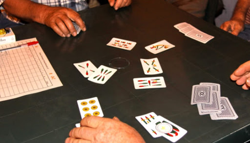 Il coronavirus odia tutti, ma particolarmente noi uomini. Pallone, bar e scopa all’asse proibiti. E col lavoro così così siamo costretti a fare le pulizie