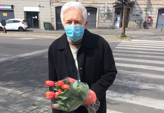 Il bisogno di cose piccole e semplici in questo tempo complesso. E l’esempio del vecchino sotto casa: “I tulipani? Una piccola cosa per ringraziare il mio amore”