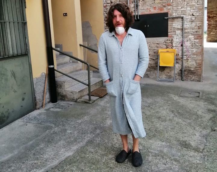 L’inaspettato successo del Vestaglietta, il giornalista che sono diventato, la gente che mi saluta, io che non ricambio. Non sono stronzo. Sono sordo