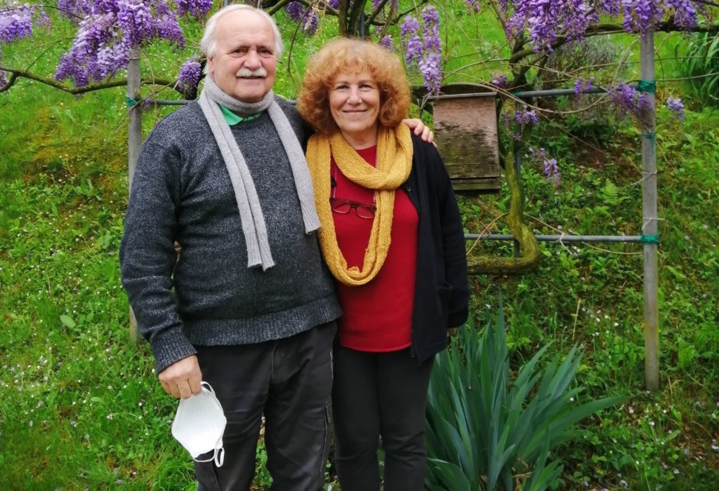 La clausura di tutti noi. Ernesto, ex sindaco di Valgreghentino (Lecco), e sua moglie Valeria: “Distribuendo le mascherine a tutti i nostri concittadini”