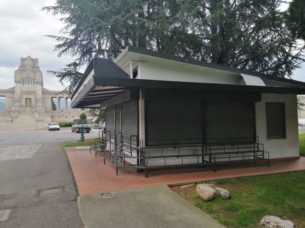 Cimitero: fioristi al lavoro anche per prendersi cura di tante tombe che ora non sono curate