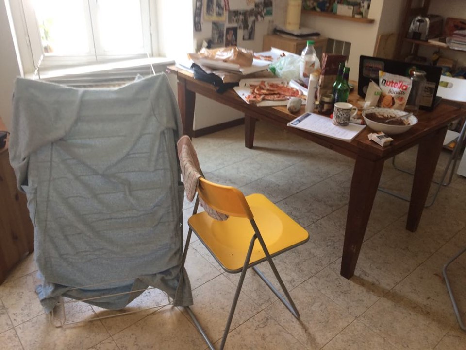 L’impressionante casino che riescono a creare in poche ore tre uomini (un adulto e due ragazzi) lasciati soli in casa