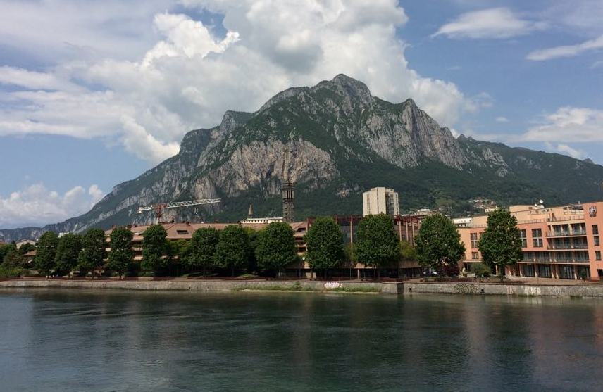A Lecco, nel mio lago, protetto dal suo silenzio dopo troppe parole in circolo