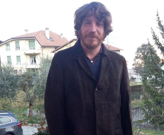 Due parole a Striscia, che prende in giro Giovanna per i suoi capelli e i suoi maglioni