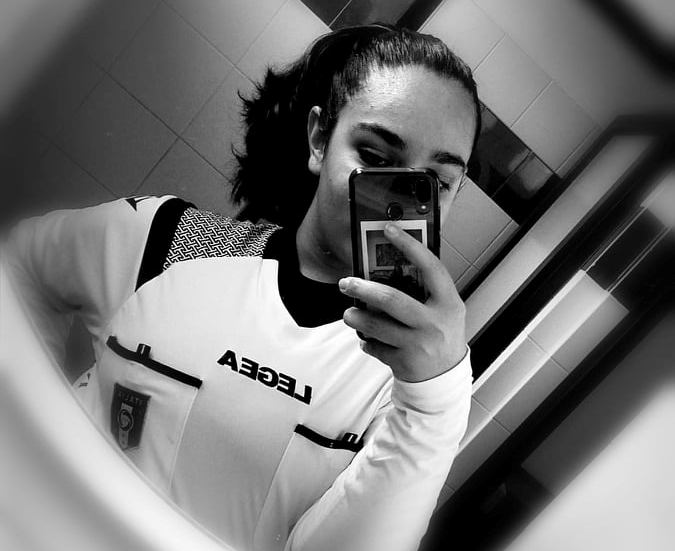 Le gridano: “Vai a lavare i pavimenti”, ma Lisa, 17 anni, arbitro, è più forte degli insulti