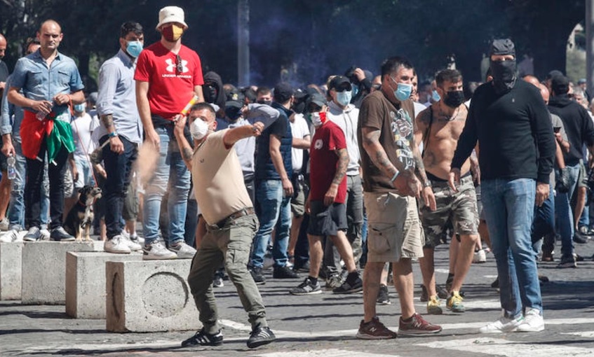 “Duce, duce”. E poi gli scontri. Il pomeriggio di follia degli ultrà legati all’estrema destra (che non sono quelli della Dea)