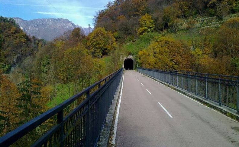 Contro i ciclisti sulla strada statale in Val Brembana. C’è una bellissima ciclabile. Perché non ci vanno?