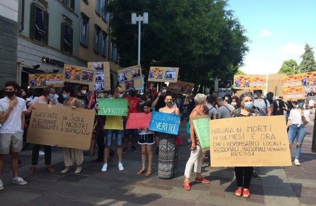 Covid. La voglia di giustizia (e di un mondo diverso) di chi era questo pomeriggio in via Venti Settembre