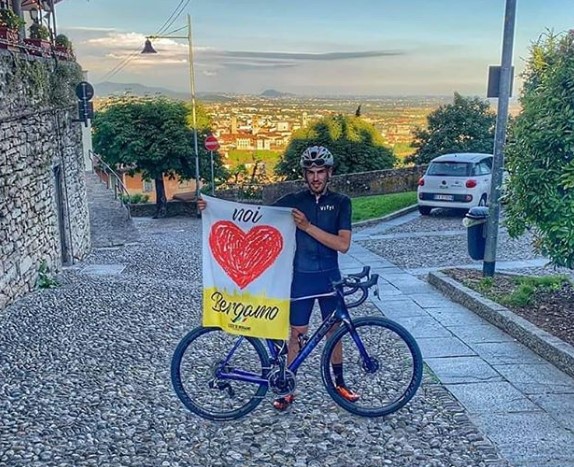 La pazza impresa di Simone: scala l’Everest in bici sulle mura di Bergamo. «Perché lo sport provi a riscattare il lutto»