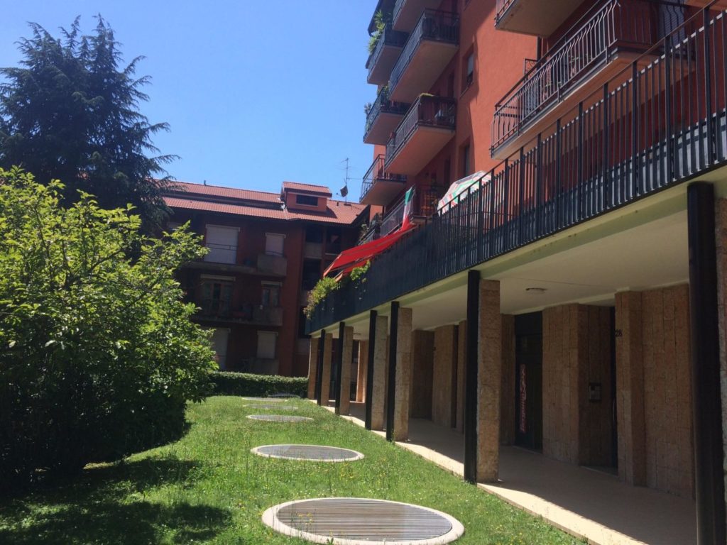 L’insegnamento del bimbetto sul terrazzo, sorridere ogni giorno a chi si vuole bene