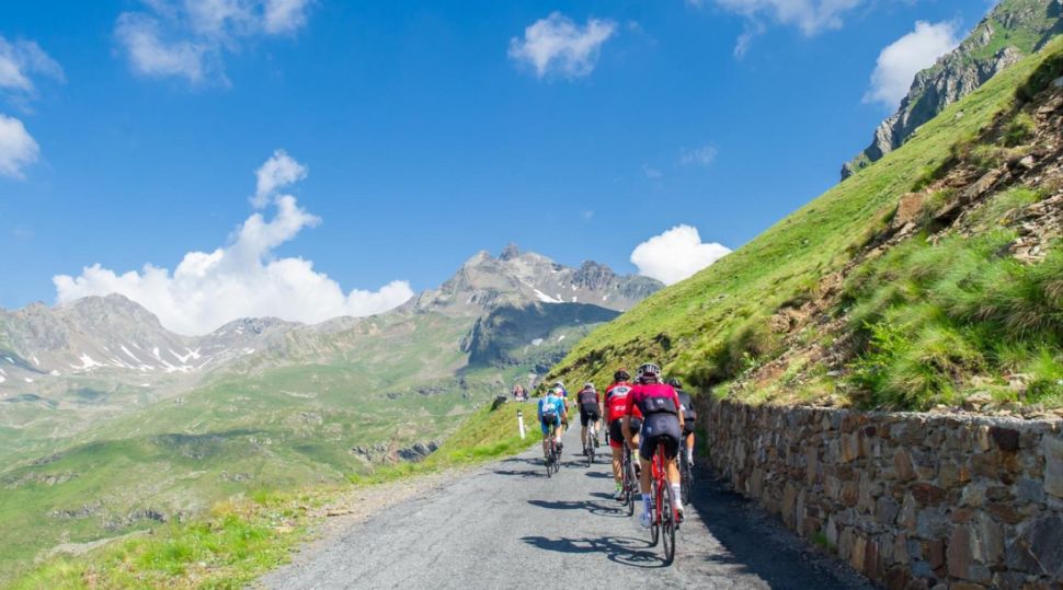 Stop ai motori sul Gavia: domenica la strada è delle bici
