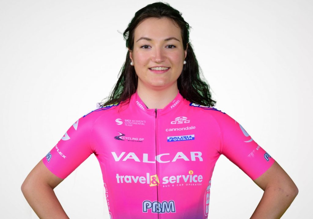 Elena Pirrone al via della Ciclismoweb Crono Challenge dell’11 luglio. “La Valcar – Travel & Service è una squadra di Bergamo con sponsor bergamaschi. Sappiamo cosa ha significato essere di Bergamo nei mesi scorsi”.