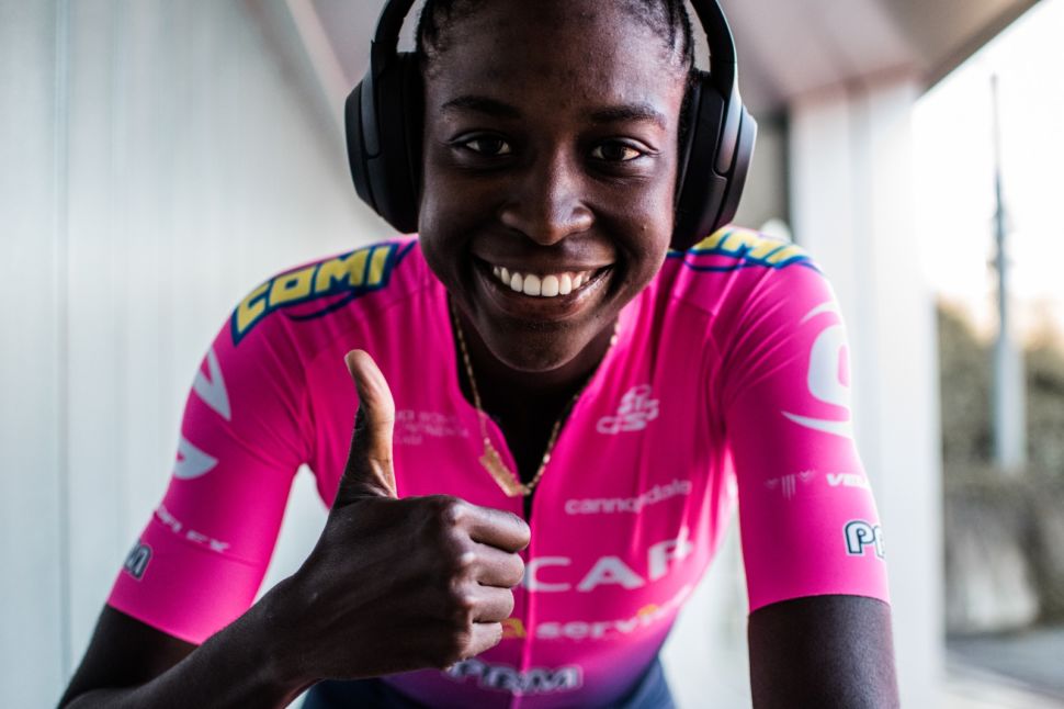 Domani il ciclismo riparte in Italia. Teniel Campbell racconta i suoi primi mesi in Valcar – Travel & Service