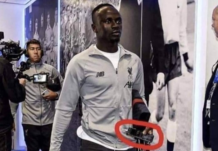 Curiosando in rete. Mané, campione del Liverpool: “Ferrari, diamanti, aerei e iPhone non danno la felicità. Sto bene quando aiuto la povera gente””