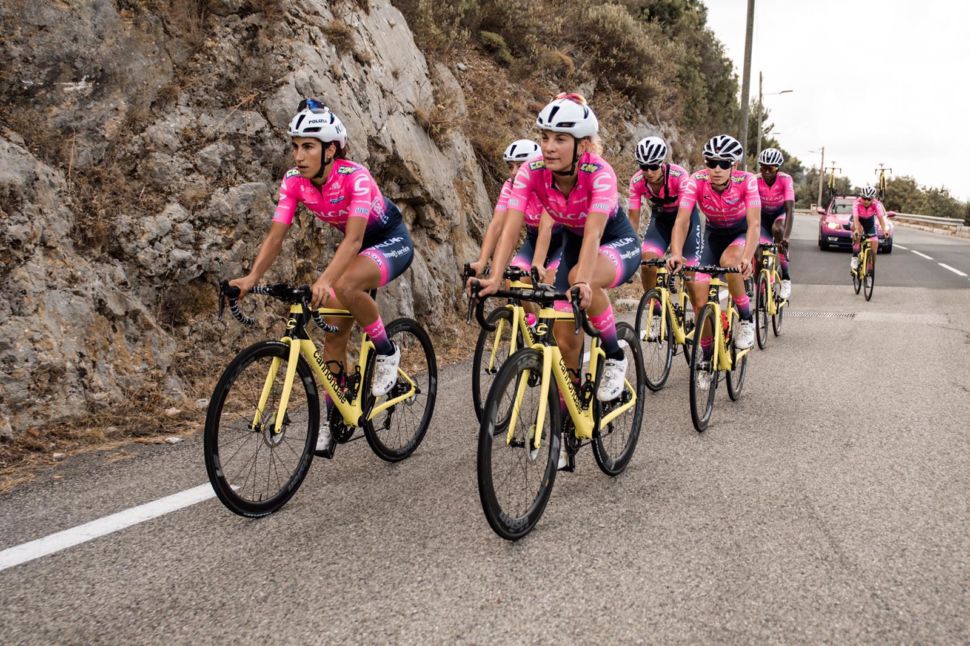 Davide Arzeni da cinque anni diesse della  Valcar – Travel & Service racconta la sua esperienza:: “Queste ragazze sono il futuro del ciclismo femminile mondiale”