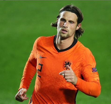 Più che l’Italia, a onorare Bergamo è stato Hateboer. Menandosi con Chiellini. E facendoci sperare in una nuova normalità