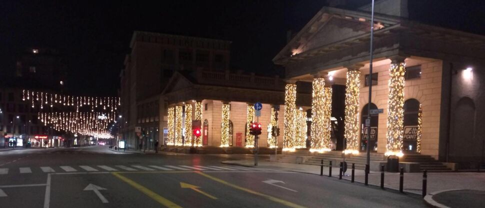 Le luminarie in centro a Bergamo e la voglia di un Natale normale, una giornata interminabile a tavola con le quindici persone che amo