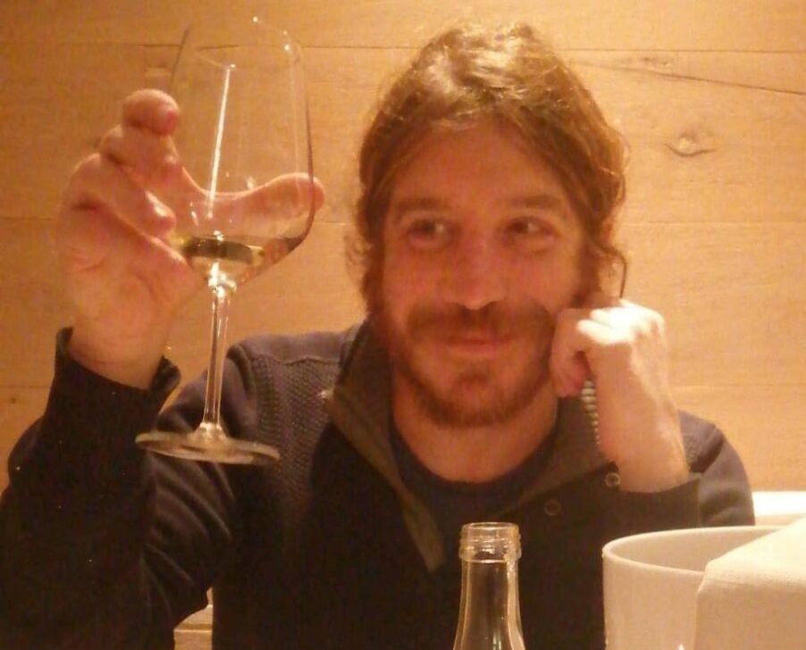 Tanti auguri a calciatori, musicisti, viaggiatori e studenti, ora che siamo a tre passetti esatti dalla felicità