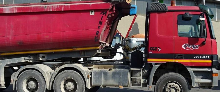 Tratto da una storia vera: Flavio, camionista, una moglie bellissima e una figlia stupenda. Poi però l’incontro col grande amore: Maurizio