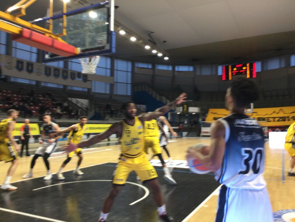 Basket, il derby è ancora di Treviglio che batte Bergamo 76-73
