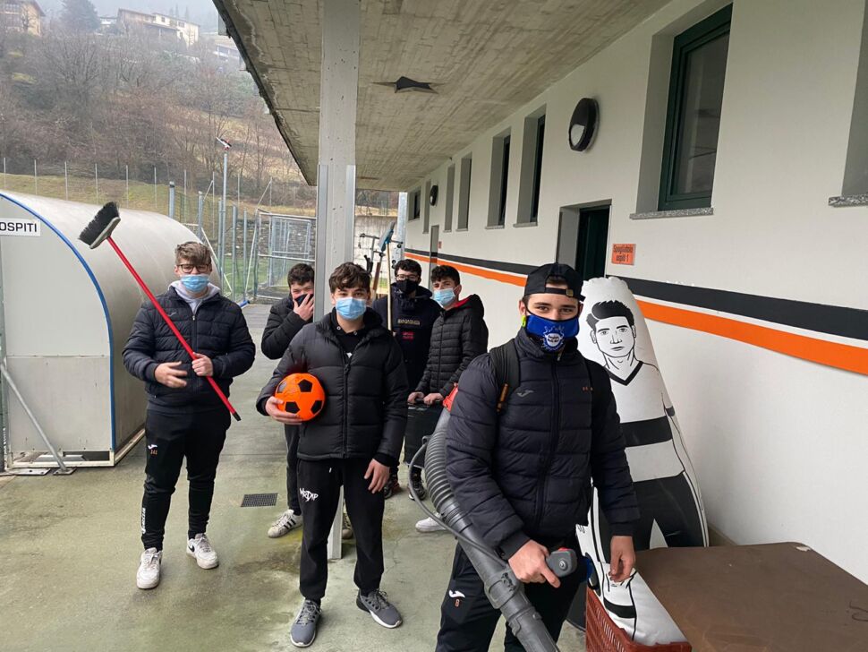 I ragazzi dell’oratorio San Marco danno una mano a pulire il campo. Il bel gesto nelle parole del presidente Emanuele Belotti