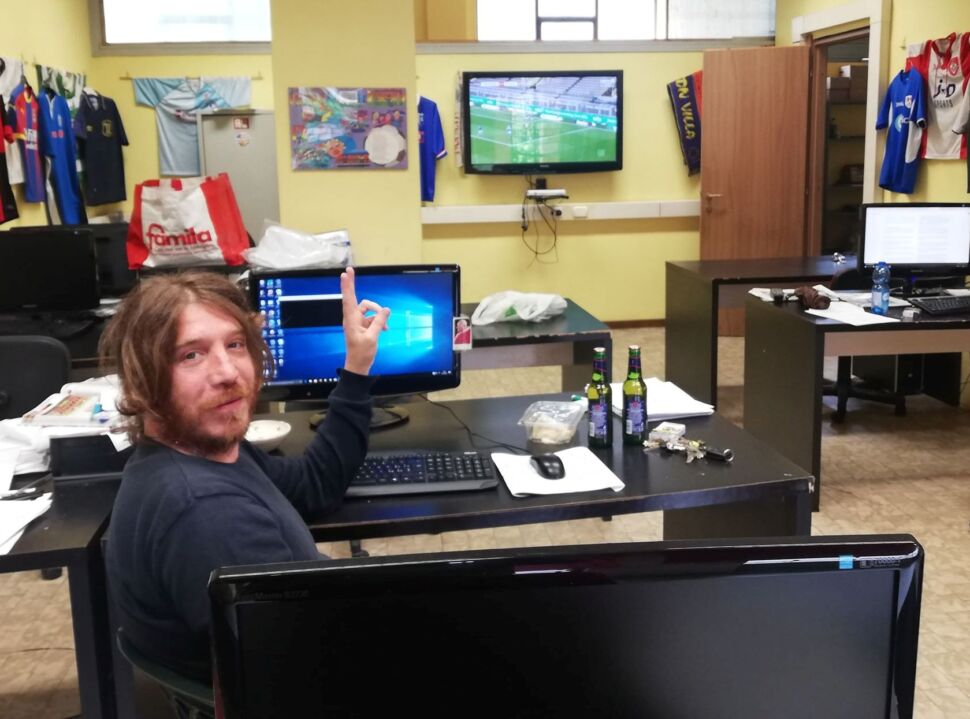 L’errore di passare il proprio tempo a insultare qualcuno su Facebook, il posto dove ridere e scherzare con vecchi e nuovi amici. Voi avete qualcuno che ve la mena a prescindere e come fate?