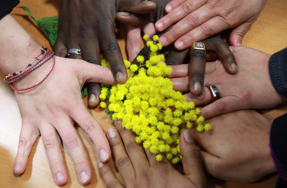 Alle prese con la scoperta dell’acqua calda: che dramma  giocare contro la squadra di cui si è tifosi, che fatica cantare le canzoni di altri. E alla propria donna bisogna portare solo dei fiori. Buon Otto Marzo