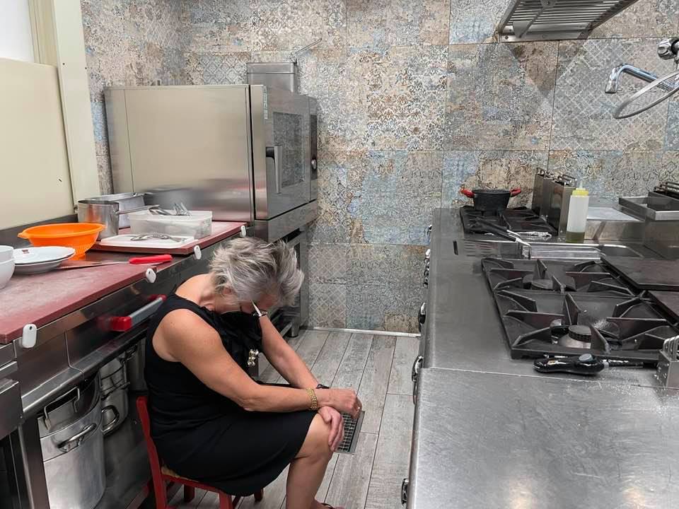 La foto della Giuliana a testa bassa, una donna meravigliosa preoccupata per i suoi dipendenti. Dopo un anno bisogna fare qualcosa