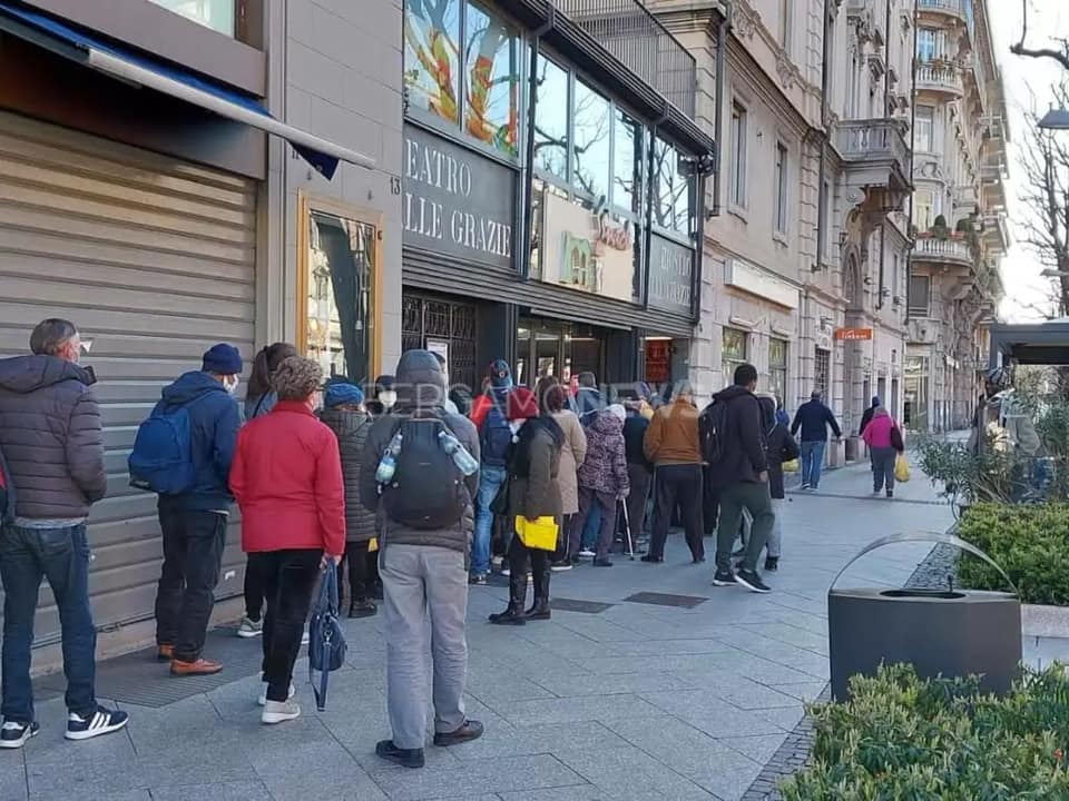 La lunga fila dei nuovi poveri per i pacchi della Caritas in centro Bergamo e Renzi in Bahrein per vedere la Formula Uno