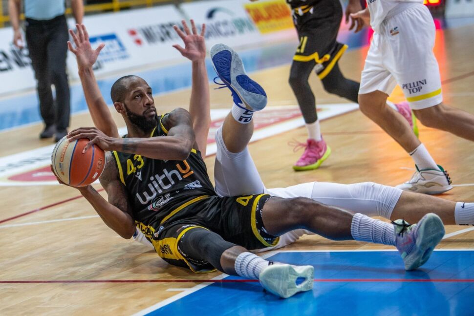 La WithU cade a Capo d’Orlando, affondata dai suoi americani. Ora va nel girone nero