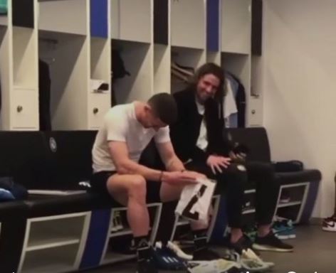 “Mi rifiutò la maglia”. I compagni regalano la casacca di CR7 a Gosens! (video)