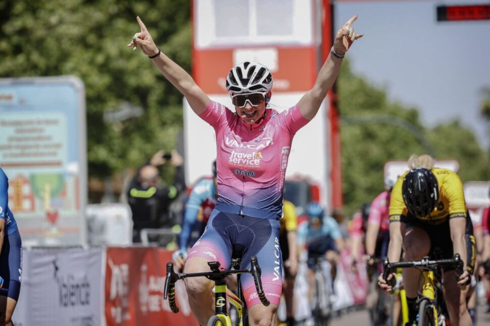 Chiara Consonni sfrutta il treno Valcar – Travel & Service e domina la Vuelta CV Feminàs. Brave anche Alzini (5°), Persico (9°) e Sanguineti (14°)