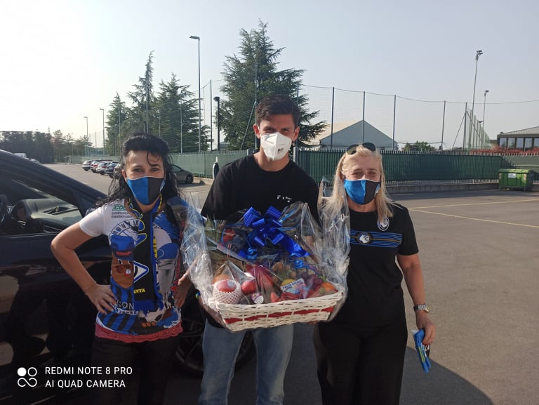 Il regalo a Pessina e la fotogallery coi giocatori alla vigilia del Bologna (foto Capella)