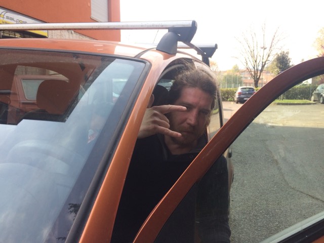 Gomma bucata, macchina a fuoco o poliziotto che mi vuole arrestare? Il terrore che mi prende quando mi suonano al semaforo