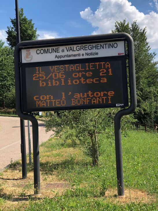 La felicità che mi dà vedere il mio nome sul cartellone luminoso del mio paese, Valgreghentino (a trenta chilometri da Bergamo)