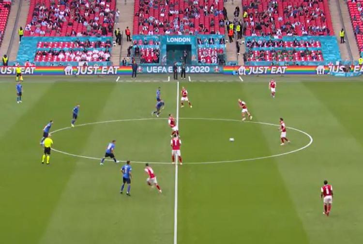 Inginocchiarsi, ma solo se si inginocchiano gli altri è un po’ come quando mia mamma mi diceva: “Ma se i tuoi amici si buttano dal ponte, ti butti anche tu?”