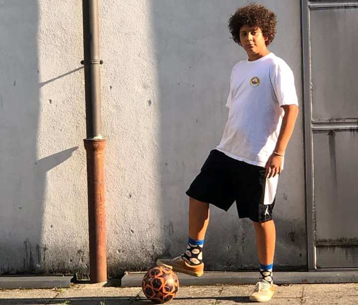 Questo ragazzo che ha un terzo dei miei anni, viene dal mare e m’insegna l’amicizia