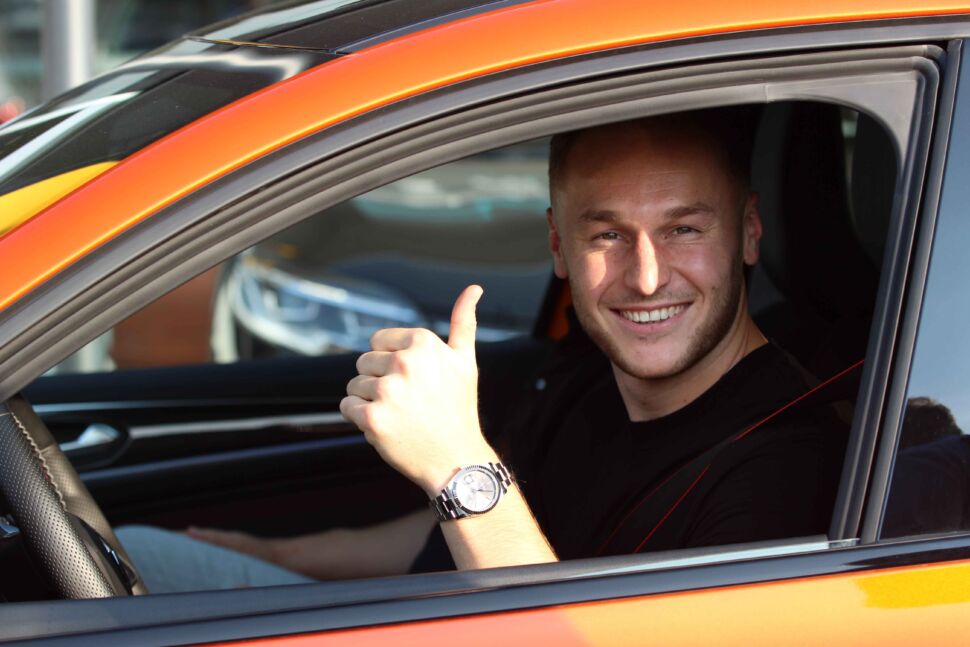 Koopmeiners a Bergamo si muove con una Renault Arkana RS LINE E-TECH di Oberti