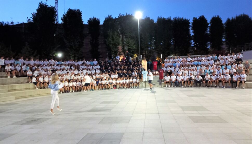 Nell’ anfiteatro di Piazza Setti la Trevigliese ha presentato il settore giovanile. Spettacolare la piazza gremita dai ragazzi