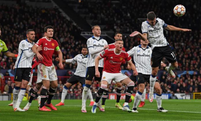 Una prestazione double face: primo tempo meraviglioso, nel secondo incide anche la spinta dell’Old Trafford