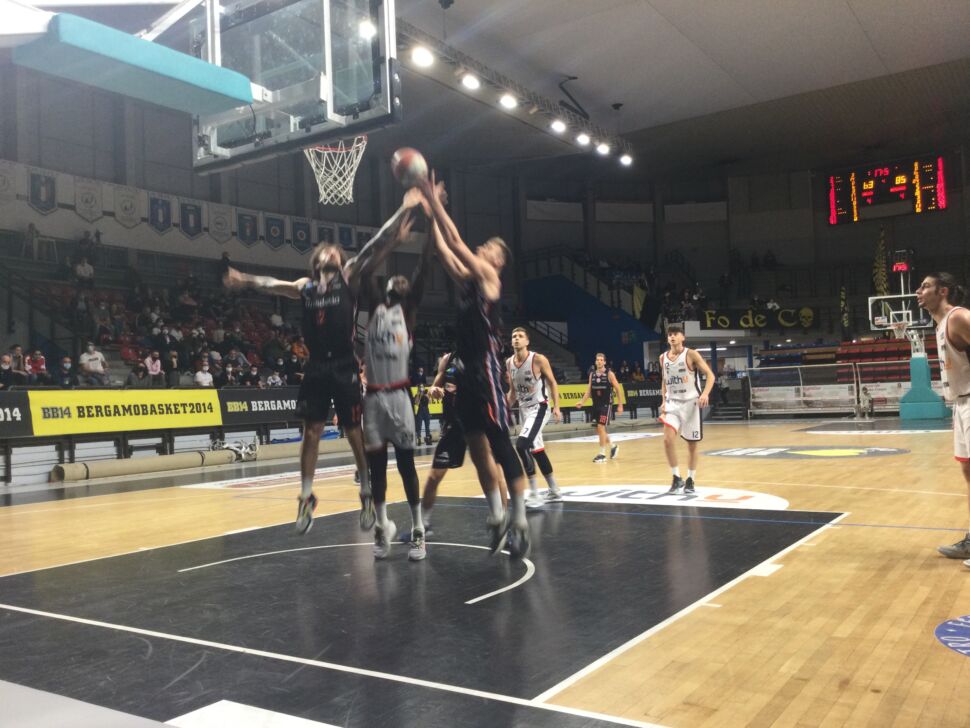 Savoldelli e Ihedioha spingono la WithU Bergamo, Desio asfaltata 85-63