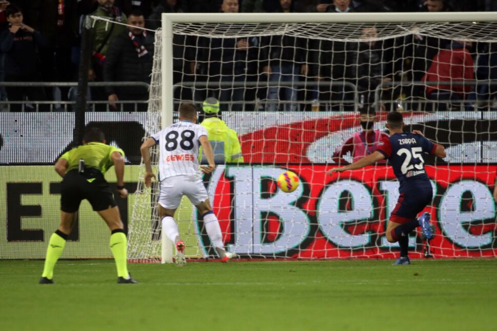 Le scorie della Champions non zavorrano troppo l’Atalanta: 2-1 a Cagliari e quarto posto