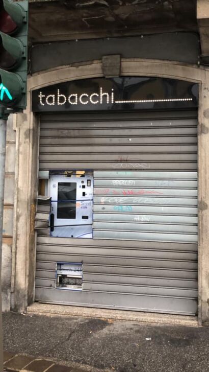 Vandali all’attacco del mitico tabaccaio Gamba. L’amarezza del titolare: “Dov’era chi doveva difenderci?”