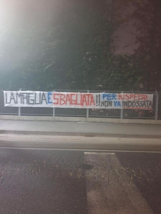 Lo striscione che sa di avvertimento: “Non si indossa la maglia sbagliata”