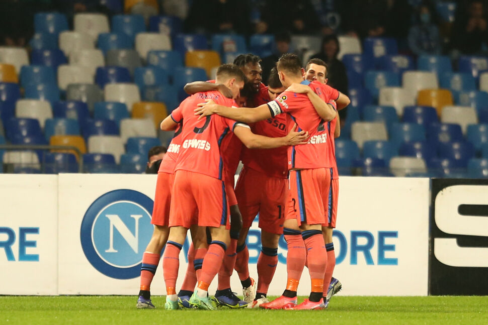 Gara a inseguimento a Napoli, ma l’Atalanta ingrana la quinta: 3-2 spettacolo