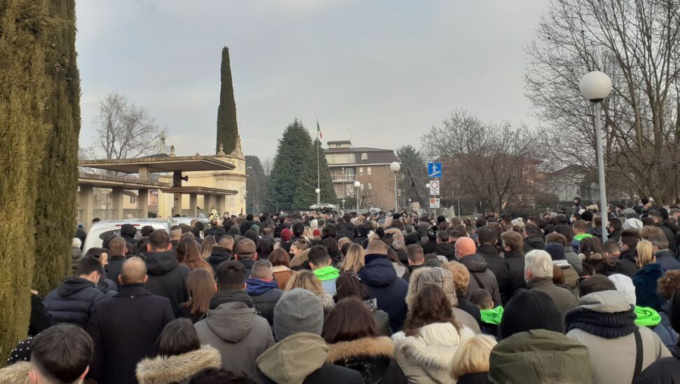 L’ultimo saluto a Davide Lego. Una folla immensa e composta ha voluto ricordare il bene che ha fatto con il suo sorriso e la sua disponibilità