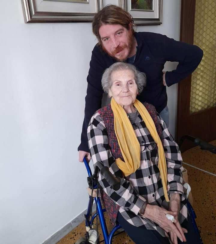 Bologna: io, mia nonna e l’amore che si ribalta. Mi ha tenuto in braccio per anni, ora potrei tenerla in braccio io