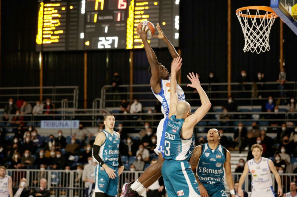 Cantù battuta 82-75, tripudio Blu Basket Treviglio